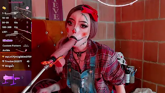 Snapshot of Yennastone chatting on 10.05.25 Yennastone online show from 10.05.25