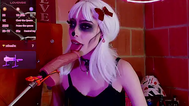 Snapshot of Yennastone chatting on 10.15.25 Yennastone online show from 10.15.25