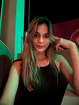 Snapshot of cuteluci_ chatting on 09.29.25 cuteluci online show from 09.29.25