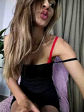 Snapshot of cuteluci_ chatting on 10.02.25 cuteluci online show from 10.02.25