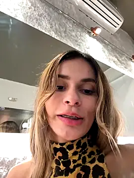 Snapshot of cuteluci_ chatting on 10.11.25 cuteluci online show from 10.11.25