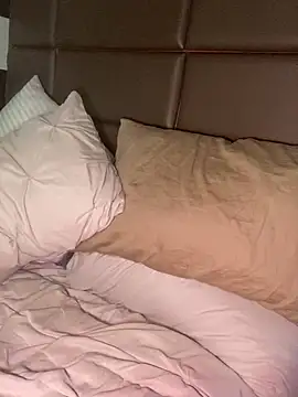 CrownedNyaries online show from 01.02.25