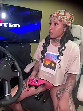 CrownedNyaries online show from 03.07.25