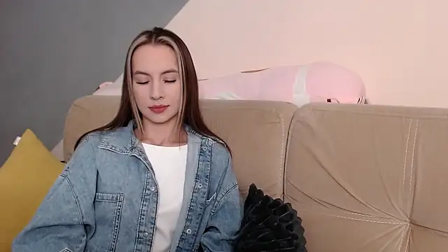 Snapshot of AmbrielHailey chatting on 10.18.25 AmbrielHailey online show from 10.18.25