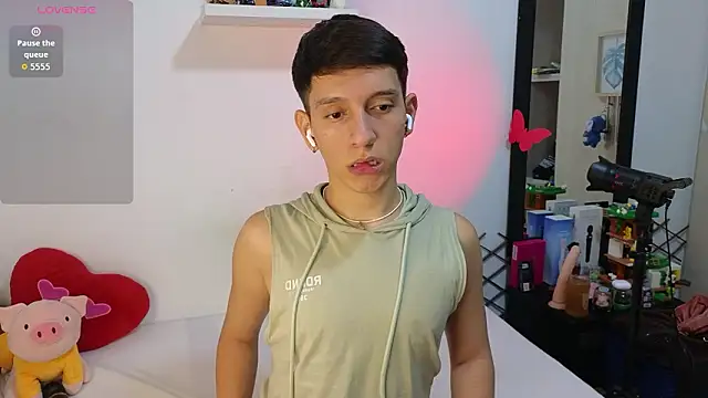 Snapshot of milky__boy_ chatting on 02.04.26 milky boy online show from 02.04.26