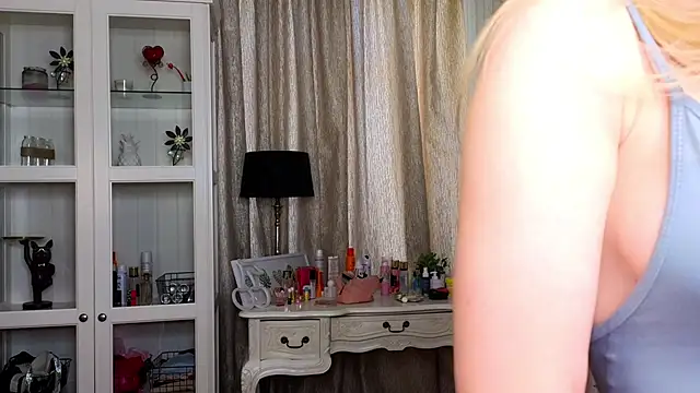 Snapshot of AnneFoxy chatting on 02.04.26 AnneFoxy online show from 02.04.26