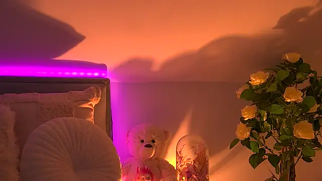 Snapshot of AngeliqueSkye chatting on 10.28.25 AngeliqueSkye online show from 10.28.25