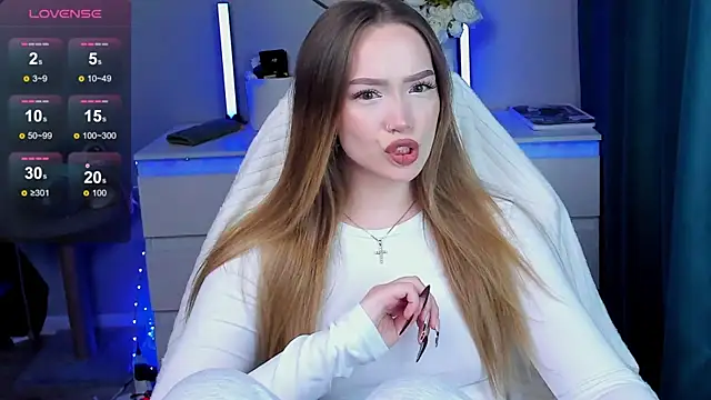 Snapshot of Evia_r0se chatting on 10.26.25 Evia r0se online show from 10.26.25