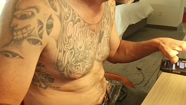 Snapshot of overaveragefreak4you chatting on 05.18.26 overaveragefreak4you online show from 05.18.26