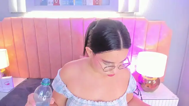 Snapshot of alys_baker chatting on 10.08.25 alys baker online show from 10.08.25