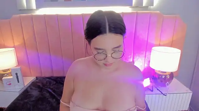 Snapshot of alys_baker chatting on 10.10.25 alys baker online show from 10.10.25