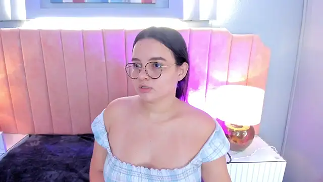 Snapshot of alys_baker chatting on 10.17.25 alys baker online show from 10.17.25