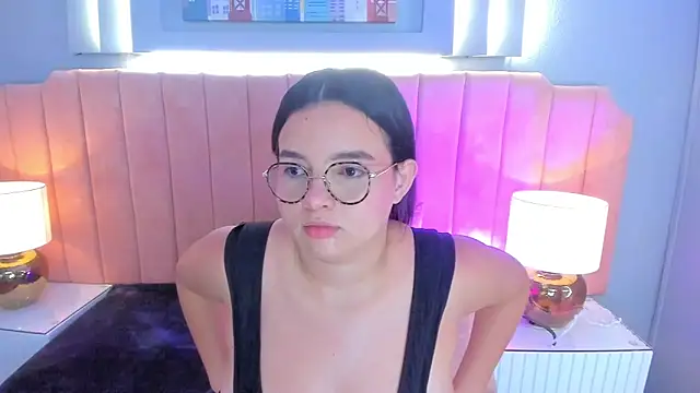 Snapshot of alys_baker chatting on 10.21.25 alys baker online show from 10.21.25