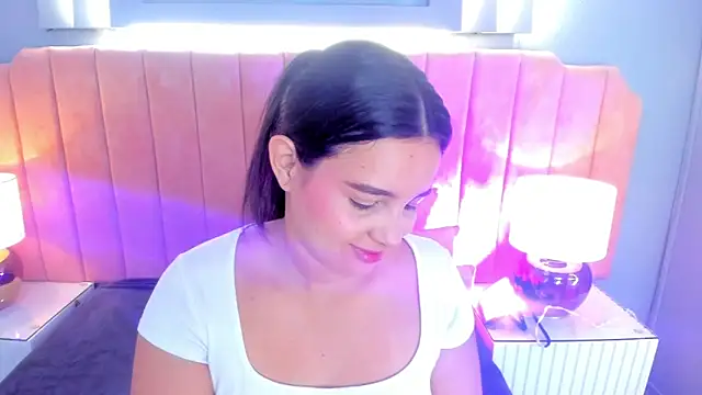 Snapshot of alys_baker chatting on 10.22.25 alys baker online show from 10.22.25