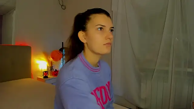 Laura Leee online show from 10.30.25