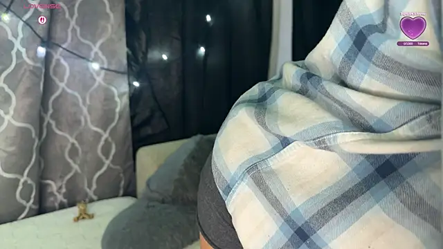 Snapshot of VeronicaRonnieTaylor chatting on 10.11.25 VeronicaRonnieTaylor online show from 10.11.25