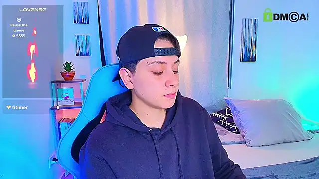 Snapshot of aron_wi chatting on 10.10.25 aron wi online show from 10.10.25