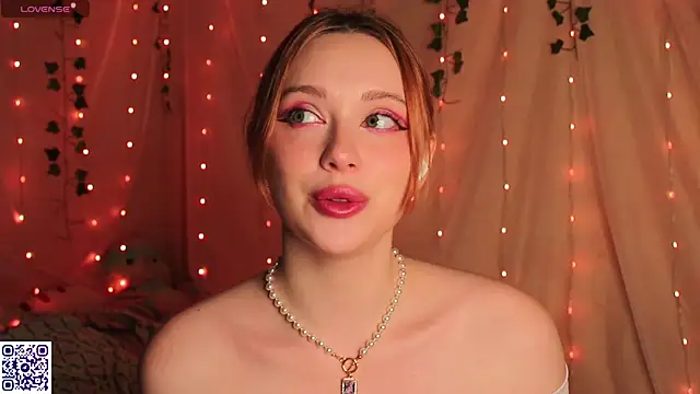 Snapshot of YourSkyAni chatting on 12.19.25 YourSkyAni online show from 12.19.25