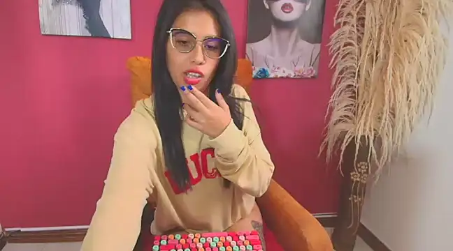 PaolaMendez  online show from 03.04.25