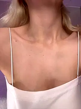 Snapshot of LoveLuna_ chatting on 11.09.25 LoveLuna online show from 11.09.25