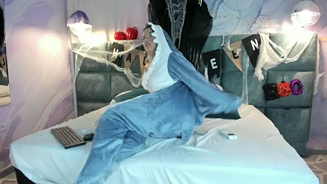 MelaniieRoux online show from 10.28.25