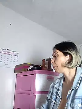 Snapshot of alixia81 chatting on 09.26.25 alixia81 online show from 09.26.25