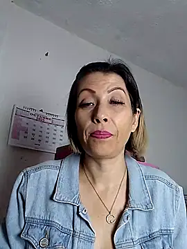 Snapshot of alixia81 chatting on 10.06.25 alixia81 online show from 10.06.25