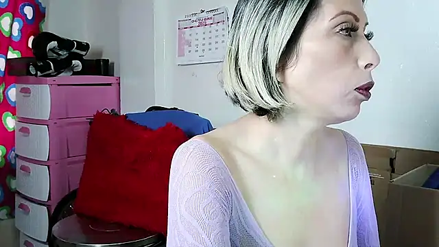 Snapshot of alixia81 chatting on 10.27.25 alixia81 online show from 10.27.25