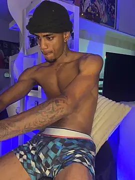 Snapshot of AaronCruz_ chatting on 10.04.25 AaronCruz online show from 10.04.25