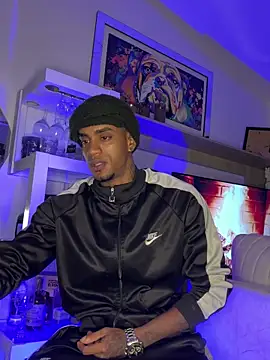 Snapshot of AaronCruz_ chatting on 10.09.25 AaronCruz online show from 10.09.25