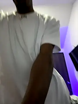 Snapshot of AaronCruz_ chatting on 10.18.25 AaronCruz online show from 10.18.25