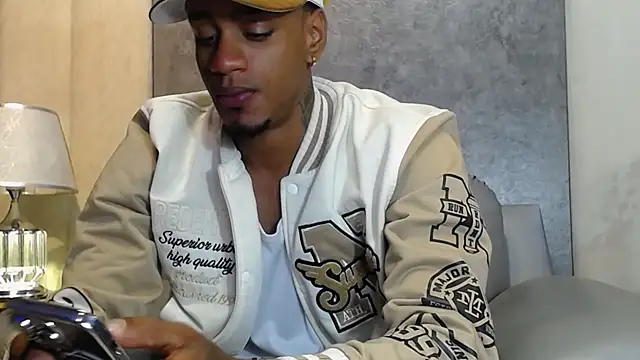 Snapshot of AaronCruz_ chatting on 11.05.25 AaronCruz online show from 11.05.25