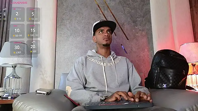 Snapshot of AaronCruz_ chatting on 11.07.25 AaronCruz online show from 11.07.25