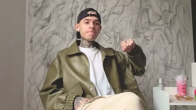 Snapshot of Saturno_v chatting on 10.14.25 Saturno v online show from 10.14.25