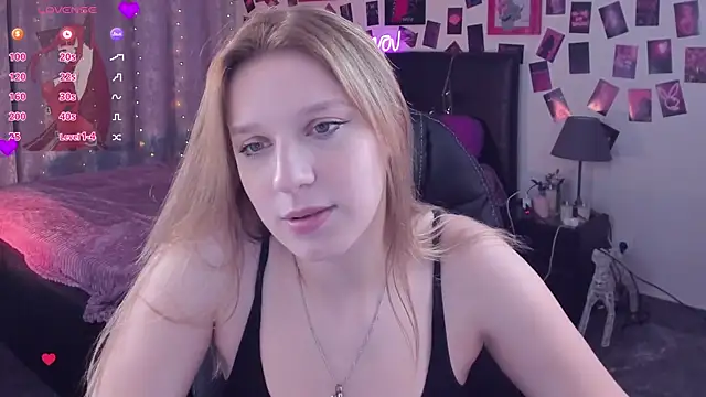 Snapshot of KarambaMoon chatting on 10.04.25 KarambaMoon online show from 10.04.25