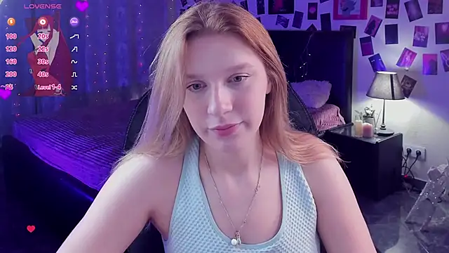 Snapshot of KarambaMoon chatting on 10.12.25 KarambaMoon online show from 10.12.25