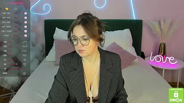 TiffanyWills online show from 12.10.24
