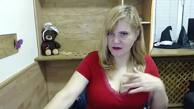 DaniellaKiss online show from 10.21.25