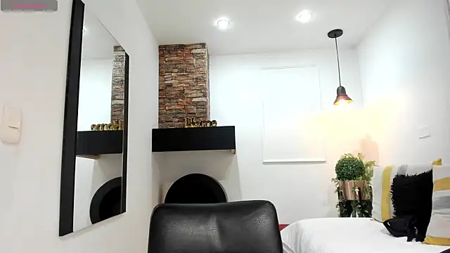 Snapshot of LenaRuiz_ chatting on 02.11.25 LenaRuiz online show from 02.11.25