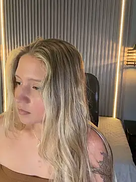 Snapshot of MiaPetit_ chatting on 10.04.25 MiaPetit online show from 10.04.25