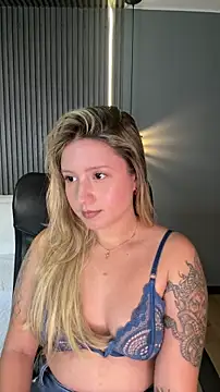 Snapshot of MiaPetit_ chatting on 11.06.25 MiaPetit online show from 11.06.25