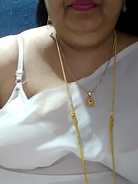 Snapshot of tamilthanushri chatting on 10.08.25 tamilthanushri online show from 10.08.25