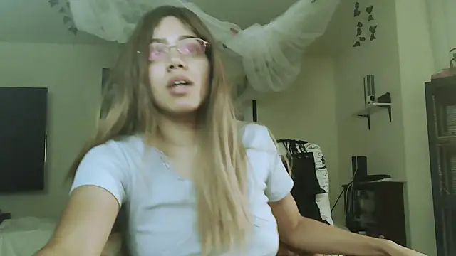 Snapshot of PolinaLoveX chatting on 10.16.25 PolinaLoveX online show from 10.16.25