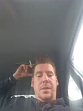 Snapshot of Titanhoott chatting on 11.21.25 Titanhoott online show from 11.21.25