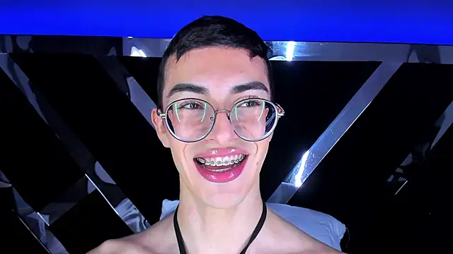 Snapshot of MaxiRogers chatting on 01.12.25 MaxiRogers online show from 01.12.25