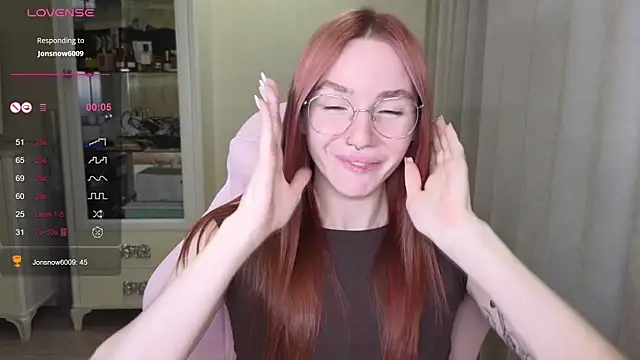 Snapshot of littlevildevil chatting on 10.03.25 littlevildevil online show from 10.03.25