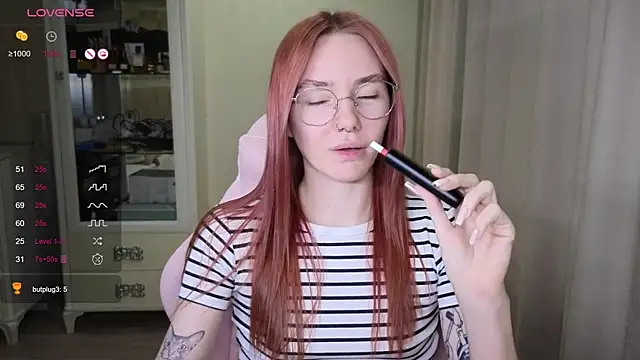 Snapshot of littlevildevil chatting on 10.12.25 littlevildevil online show from 10.12.25