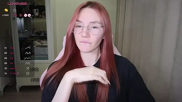 Snapshot of littlevildevil chatting on 10.15.25 littlevildevil online show from 10.15.25