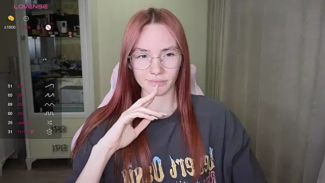 Snapshot of littlevildevil chatting on 10.17.25 littlevildevil online show from 10.17.25