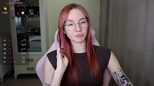 Snapshot of littlevildevil chatting on 10.18.25 littlevildevil online show from 10.18.25